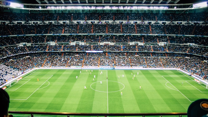 欧洲冠军联赛高清直播预告 - 皇家马德里主场伯纳乌球场夜景