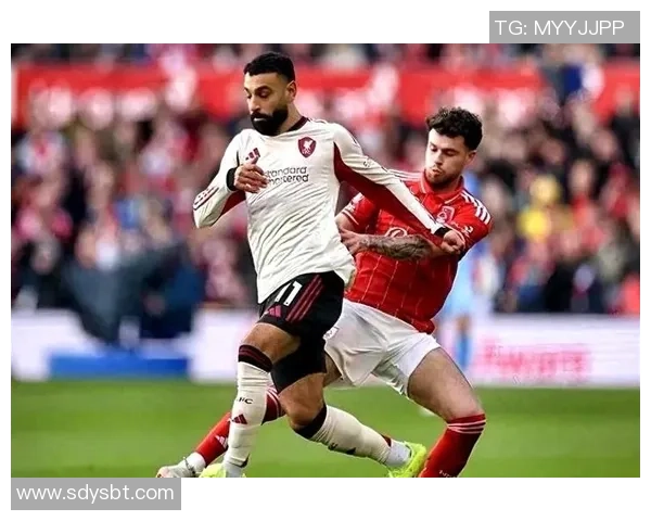 英超激战：里昂与尤文图斯握手言和红牌事件引发全场热议与转会传闻